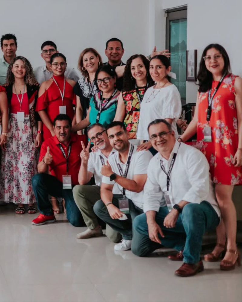 Parejas del Equipo de Matrimonios reunidas para una fotografía.