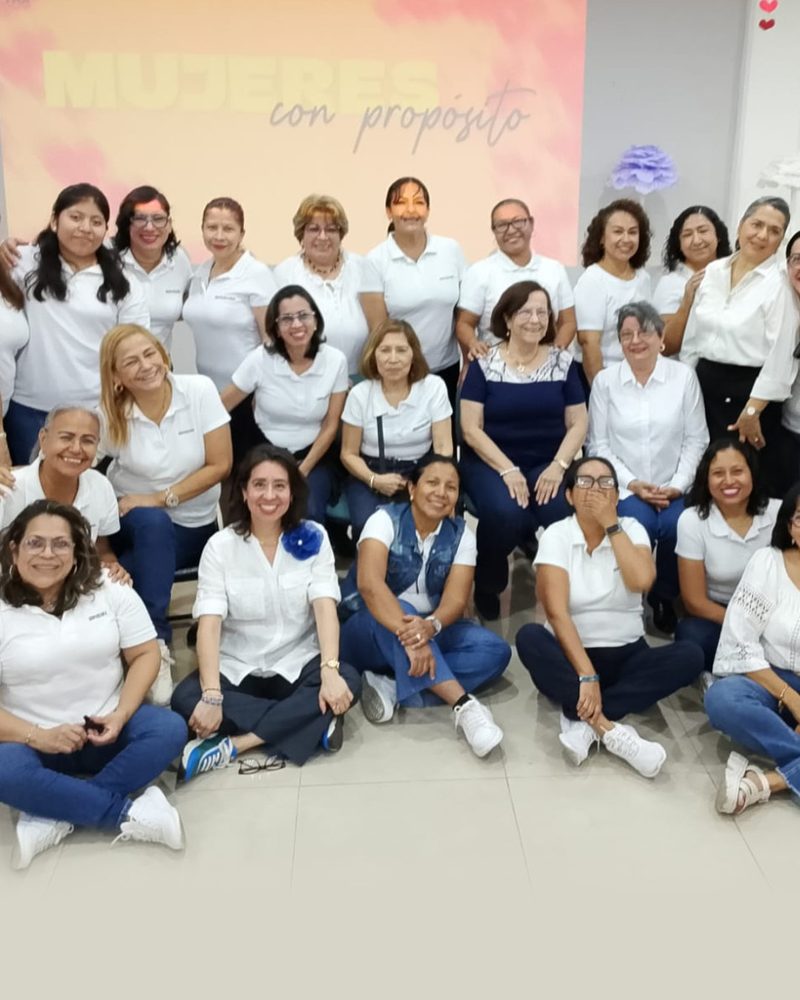 Una mujer levanta la mano en adoración durante una reunión.